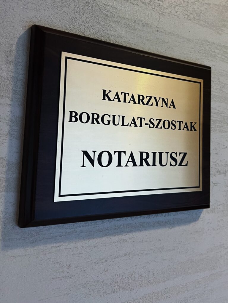 Tablica z napisem "Katarzyna Borgulat-Szostak - Notariusz" na ścianie