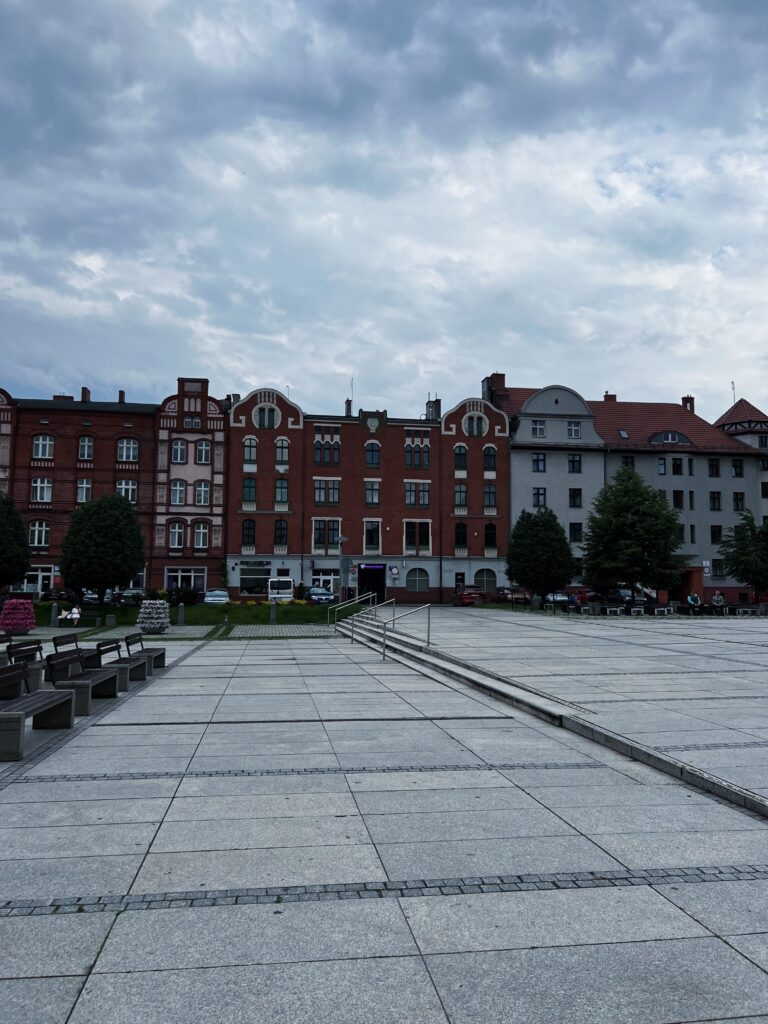 Plac Jana Pawła II w Rudzie Śląskiej - widok na kamienice