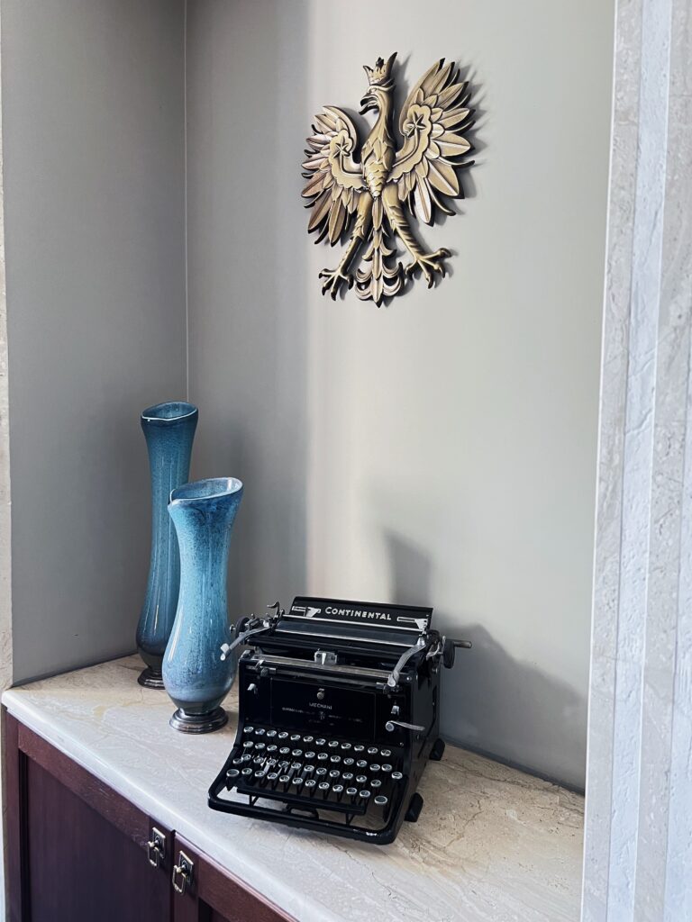 Godło RP nad zabytkową maszyną do pisania w kancelarii