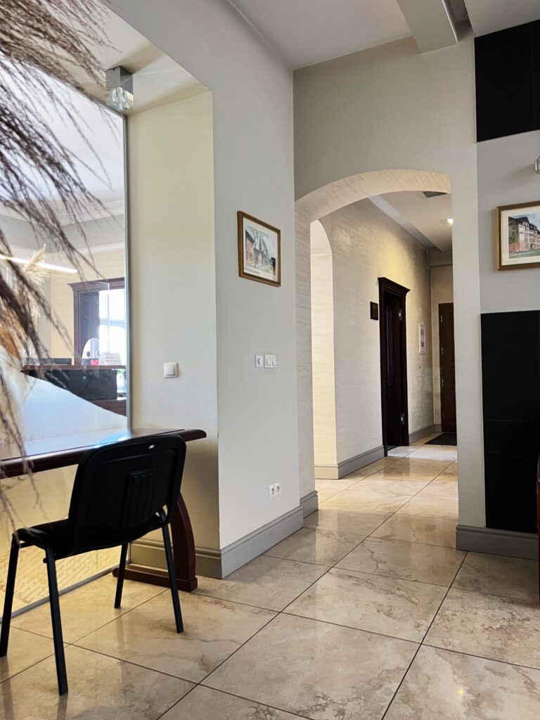 Poczekalnia kancelarii - krzesło i korytarz