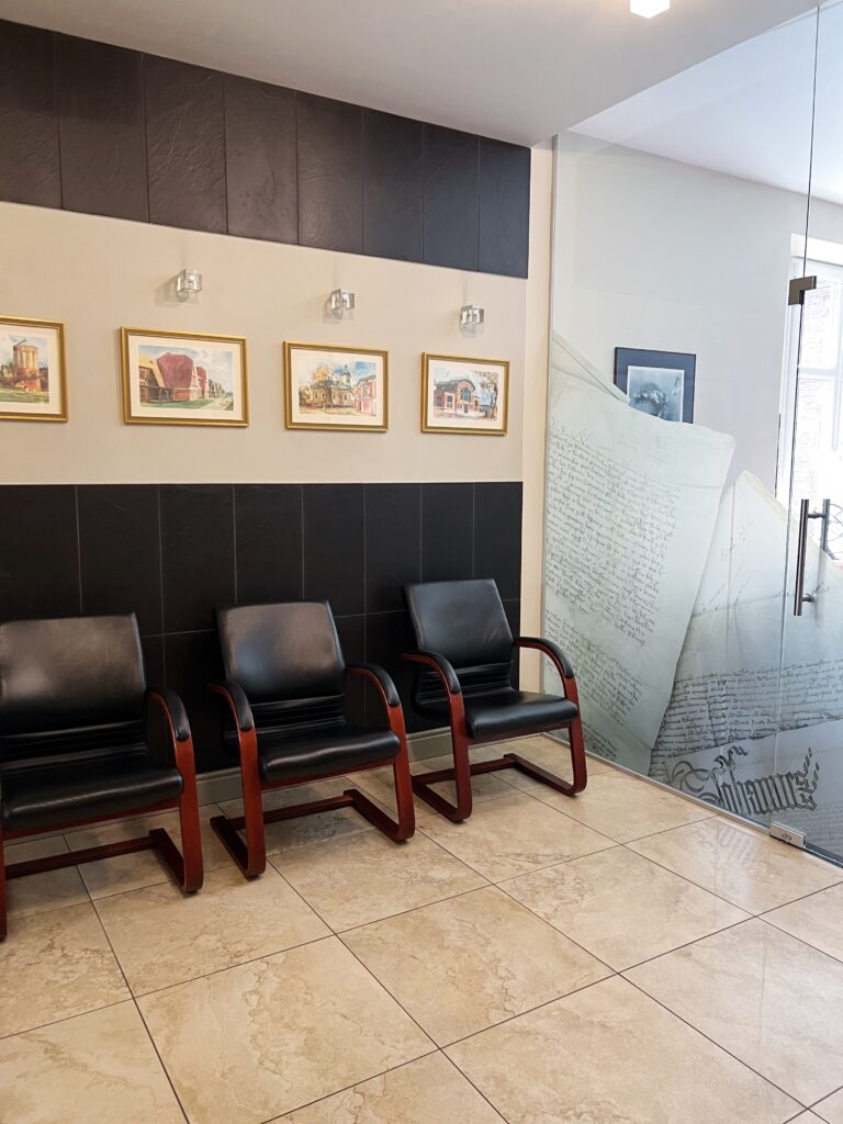 Poczekalnia kancelarii - fotele i przeszklona ściana