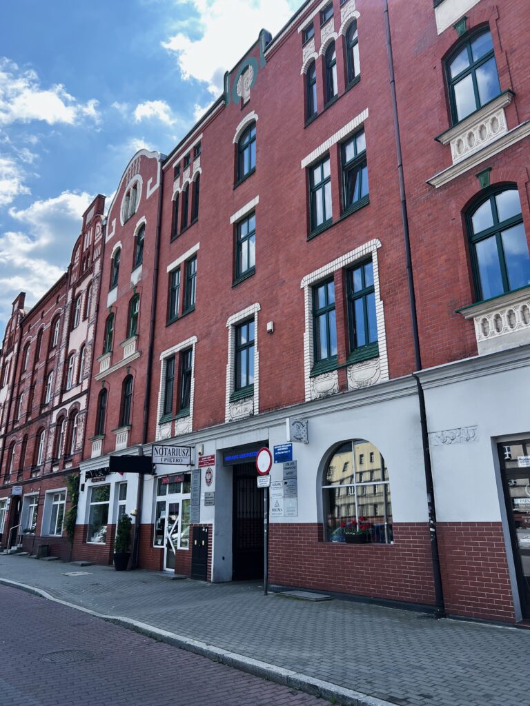 Kamienica przy Placu Jana Pawła II 3 w Rudzie Śląskiej -wejście do kancelarii